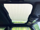 【ガラスルーフ】ガラスルーフ搭載で車内の解放感が一気にアップ!開放的なドライブをお楽しみいただけます。
