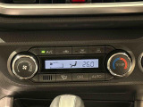作動状態が一目でわかる液晶ディスプレイ付きAUTOエアコンを装備しています♪室内の温度を設定するとセンサーが室温を感知して、温度、風量を自動的にコントロ-ルして快適な空間を作ってくれます!