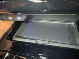 ワイヤレス充電機能で接続の手間いらず。スマートフォンなどをワイヤレスで充電可能です。