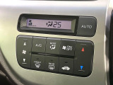 【オートエアコン】一度お好みの温度に設定すれば、車内の温度を検知し風量や温度を自動で調整。暑い&hellip;寒い&hellip;と何度もスイッチ操作をする必要はありません。快適な車内空間には必須の機能ですね♪