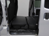 後ろのドアが上に大きく開くので、荷物の出し入れがしやすいです。荷室は段差が少ないので積みやすいです。