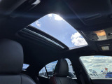 【ムーンルーフ】天井から太陽の穏やかな光や爽やかな風を取り込むことができる、レクサスの「サンルーフ」です!頭上のスイッチでムーンルーフを開閉することができます。