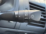 【オートライト(AUTO)】外の明るさをシステムが感知して、自動でヘッドライトが点灯します。ヘッドライトをつけ忘れを防ぐ便利機能です。