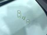【ブラインドスポットモニター】走行中、ドアミラーの死角になりやすい箇所に後続車が接近するとサイドミラーのレンズに警告を表示!ドライバーに注意喚起をしてくれます。