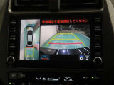 パノラミックビューモニター搭載。カメラで車両周囲の状況を映し出すため、狭い場所での駐車などに役立ちます。