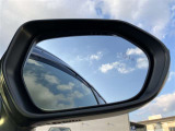 隣車線を走る車両をレーダーで検知し、ドアミラーでは確認しにくい後側方エリアに存在する車両に加え、急接近してくる車両も検知します。車両を検知するとドアミラーに搭載されたLEDインジケーターが点灯します。