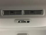 【Wエアコン(後席エアコン)】エアコンが前席に加え、後部座席用にも設置されていており、暑い夏でも寒い冬でも、車内に快適な空気を届けるので、いつでも快適な車内空間を創り上げます!