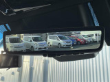 【デジタルインナーミラー】車両後方カメラの映像をルームミラーに映すことが出来ます。 そのため、後席に人や荷物があって後方が見えづらい場合でもしっかり視界を確保することが出来ます。