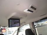 後部座席モニタ-)天井にモニタ-が付いておりますのでお子様は大喜び間違いなし!長距離のドライブでもお子様を飽きさせずに運転できます♪