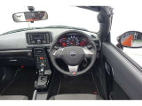 スポーティームード溢れる運転席周りですね。 クイックなドライビングに対応できるよな運転席回りになっています。 ドライブがますます楽しくなりますね!