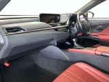 高いホールド性で運転姿勢が安定します。長距離ドライブでも疲れにくいのが魅力です。快適なドライビングライフをお送りください♪