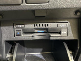 【ETC】有料道路を利用する際に料金所で停止することなく通過できる、ETC車載器(ノンストップ自動料金収受システム機器)が装備されています。セットアップを行うことで利用可能になります。