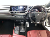 運転席周りのレイアウトをご覧ください。ナビゲーションが綺麗に装着されすっきり収まってますね!