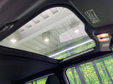 【ガラスルーフ】ガラスルーフ搭載で車内の解放感が一気にアップ!開放的なドライブをお楽しみいただけます。