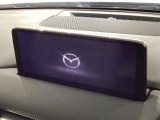 【10.25インチマツダコネクト】車内の雰囲気にマッチした大型ディスプレイ。スマホ接続でのナビ使用やBluetooth再生等、様々な機能が楽しめます。直感的なダイヤル操作が可能で、使い勝手も良好です。