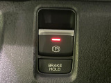 【オートブレーキホールド】信号待ちや渋滞で停車時にブレーキから足を離しても、停止状態を保持してくれます。前進するときはアクセルを踏めば自動で解除されるので安心♪街乗り運転が楽になります♪
