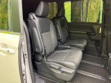 後部座席も気になるようなキズ・汚れやへたり等、大きなダメージはなく、良好な状態です。