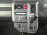 オートエアコンで暑い夏も寒い冬も快適な車内で運転出来ます。運転席・助手席シートヒーター付。冬場でも心地良く運転出来ます。USBソケットがあるのでスマートフォンなどを充電できて嬉しいです。