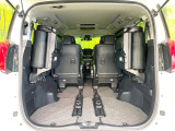 普段のお買い物や通勤、送迎等に十分な荷室スペースを確保しております。セカンドシートを倒すと、大きな荷物の積載も可能です♪