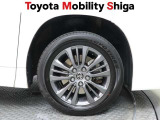 デザイン性に優れたトヨタ純正アルミホイールが装着されています。
