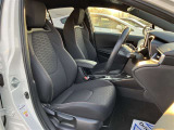 高いホールド性で運転姿勢が安定します。長距離ドライブでも疲れにくいのが魅力です。快適なドライビングライフをお送りください♪