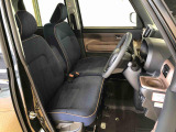 運転席の座面高さを調整できるシートリフターが付いています。フロントシートはベンチシートを採用で、座面も広く使い勝手もいいですよ♪