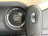 【キーレススタートシステム】カバンやポケットに入れたままでもドアの施錠・解錠が可能なスマートキーを装備。エンジンのオン・オフ時もカギを取り出す必要が無いからとっても便利です♪