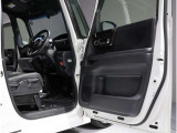 運転席・助手席ドアは開口範囲が広く、とても乗りやすいですよ!収納スペースもあります!