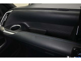 インパネテーブル装備!車内での小物などを一時的に置くとき利用できます。ドリンクホルダー装備! 美味しい飲み物 飲みながら 快適なドライブいかがですか♪