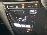 【オートエアコン】一度お好みの温度に設定すれば、車内の温度を検知し風量や温度を自動で調整。暑い&hellip;寒い&hellip;と何度もスイッチ操作をする必要はありません。快適な車内空間には必須の機能ですね♪