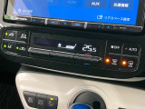【オートエアコン】一度お好みの温度に設定すれば、車内の温度を検知し風量や温度を自動で調整。暑い&hellip;寒い&hellip;と何度もスイッチ操作をする必要はありません。快適な車内空間には必須の機能ですね♪