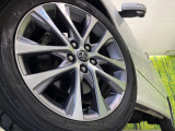 【純正18インチアルミホイール】外観にマッチした純正アルミホイールを装着しております。各種社外アルミホイールや、スタッドレスタイヤも取扱いしております。是非ご相談ください♪