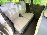 後部座席も気になるようなキズ・汚れやへたり等、大きなダメージはなく、良好な状態です。