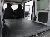 後ろのシートを倒すと床が平らなので、スライドドア+後ろハッチから積み込み可能。
