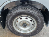 タイヤ残り溝が1.6mmになる目安として「スリップサイン」が設けられています。この車はまだまだ残っておりますので、安心してお乗り頂けます!