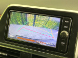 【バックカメラ】駐車時に後方がリアルタイム映像で確認できます。大型商業施設や立体駐車場での駐車時や、夜間のバック時に大活躍!運転スキルに関わらず、今や必須となった装備のひとつです!