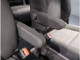 アームレスト付きのフロントシート!運転中の疲れを軽減してくれます。
