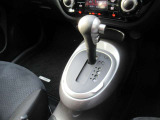フロアータイプのシフトノブは手が届きやすく操作性が良いです♪