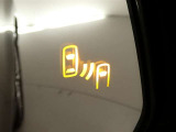隣車線を走る車両をレーダーで検知し、ドアミラーでは確認しにくい後側方エリアに存在する車両に加え、急接近してくる車両も検知します。車両を検知するとドアミラーに搭載されたLEDインジケーターが点灯します。