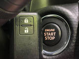 【キーレススタートシステム】カバンやポケットに入れたままでもドアの施錠・解錠が可能なスマートキーを装備。エンジンのオン・オフ時もカギを取り出す必要が無いからとっても便利です♪