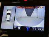 パノラミックビューモニターシステムが付いているので車の上から見た映像が確認できますよ。 一目で車両周辺の情報を確認できますが、直接安全をご確認下さい。