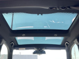 パノラマルーフ装着車です。ほとんどの赤外線、紫外線を遮断、遮熱効果もあるプライバシーガラスを使用。木陰の下でくつろぐように太陽の光を感じられます