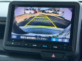 駐車時の安全確認をサポートするバックカメラも使用できます。インターナビで様々な情報を得ることもできます。