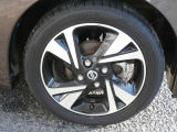 アルミホイール付!鉄ホイールと違って軽いので燃費にも影響してきます。ガソリンの高騰に少しは貢献します!足元がきまります。