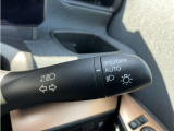 車外の明るさに応じでライトを点灯、消灯してくれるオートライト機能です☆お天気の良い昼間のトンネル走行などオートにしてると便利で安心です☆エンジン停止時にライトの消し忘れも無くなります☆