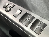 【電動格納ミラー】サイドミラーは電動格納式となっており、狭い駐車場でもキズがつくリスクを抑えられます。