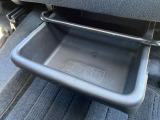 助手席下にも収納ボックスがあります。