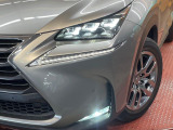 【角型三眼LEDヘッドライト】スタイリッシュな見た目の三眼LEDヘッドライトを装備♪スタイルだけでなく、夜間の走行も視界良好で安心してお乗りいただけます。