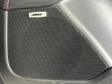 【BOSEサウンドシステム】メーカーオプションの高品位サウンドシステムを搭載。専用のチューニングが施された大小様々なスピーカーから良質なサウンドが奏でられ、臨場感あふれる音響空間を演出します。