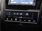 【オートエアコン】温度を設定すれば自動で快適な車内温度を保ちます。エアコン内部の高性能脱臭フィルターで車内のアレルゲンや花粉を除去。